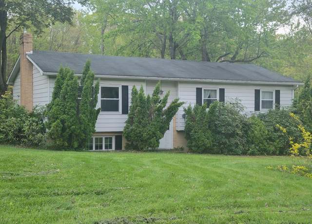 Property at 119 Devon Dr, Johnstown, PA 15904, 3 beds, 2.5 baths