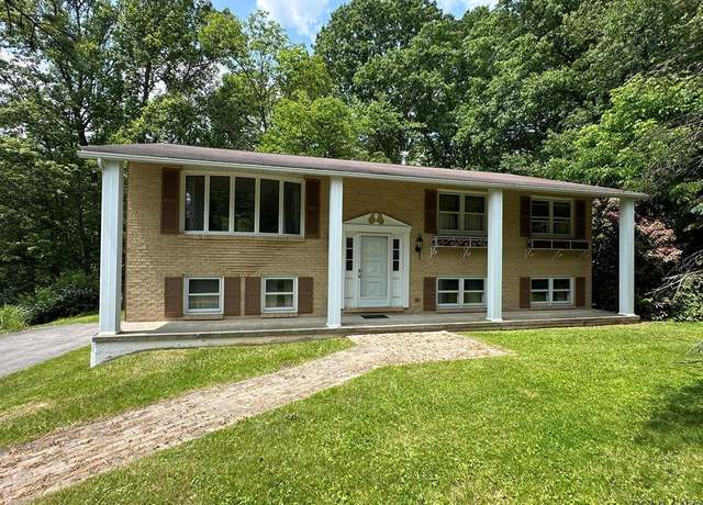 Property at 323 Westgate Dr, Johnstown, PA 15905, 3 beds, 1.5 baths
