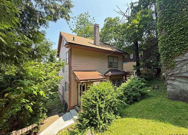 Property at 1492 Franklin St, Johnstown, PA 15905, 3 beds, 1 bath