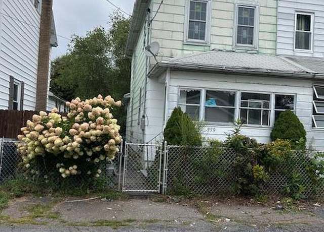 Property at 959 Chestnut St, Freeland, PA 18224, 3 beds, 2 baths
