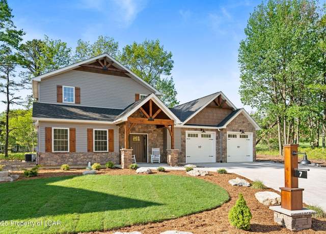 Property at 7 Fernwood Cir, Hazleton, PA 18202, 3 beds, 2.5 baths