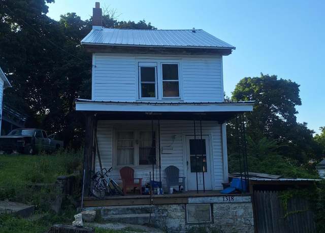 Property at 1318 14th Ave, Altoona, PA 16601, 4 beds, 1 bath