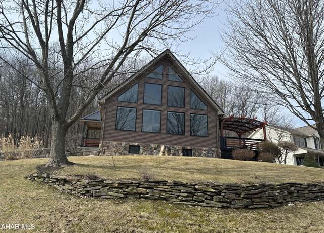 Property at 504 Palm Spring Ln, Altoona, PA 16601, 3 beds, 2.5 baths