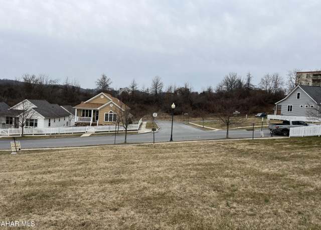 Property at 403 Holliday Hills Dr, Hollidaysburg, PA 16648