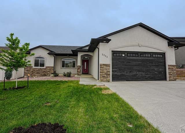 Property at 2221 Cliffmoor Ln, Pueblo, CO 81008, 3 beds, 2 baths