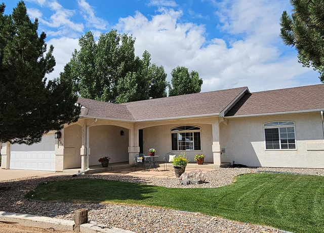 Property at 447 S Costilla Dr, Pueblo West, CO 81007, 3 beds, 2 baths