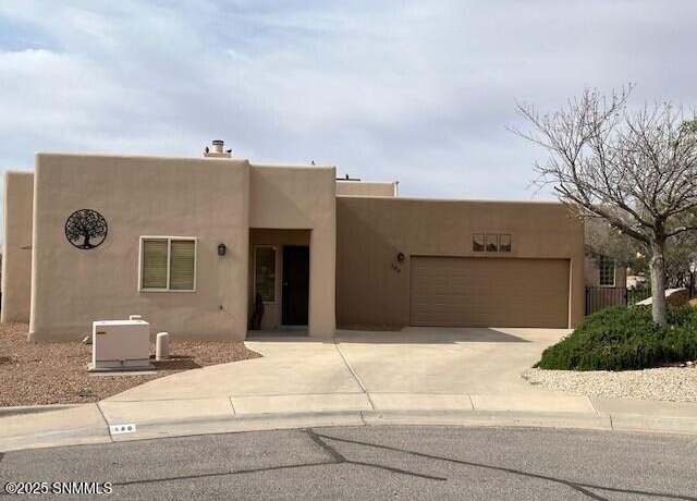 Property at 586 La Melodia Dr, Las Cruces, NM 88011, 3 beds, 2 baths