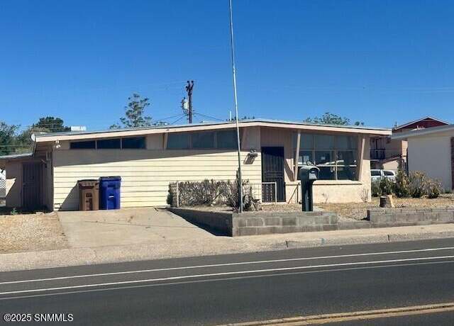 Property at 1735 E Madrid Ave, Las Cruces, NM 88001, 3 beds, 2 baths