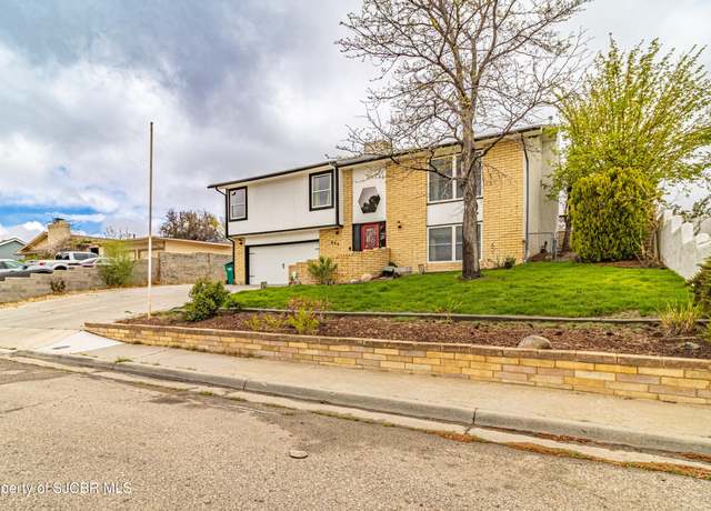 Property at 604 Venada Cir, Farmington, NM 87401, 3 beds, 2.5 baths