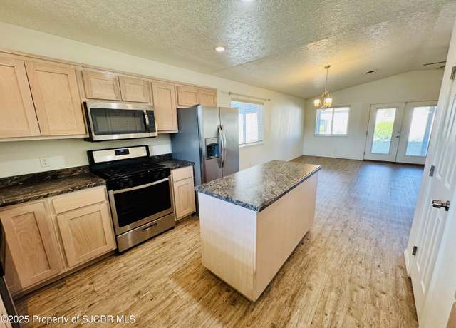 Property at 318 Valle Bonita Dr, Farmington, NM 87401, 3 beds, 2 baths