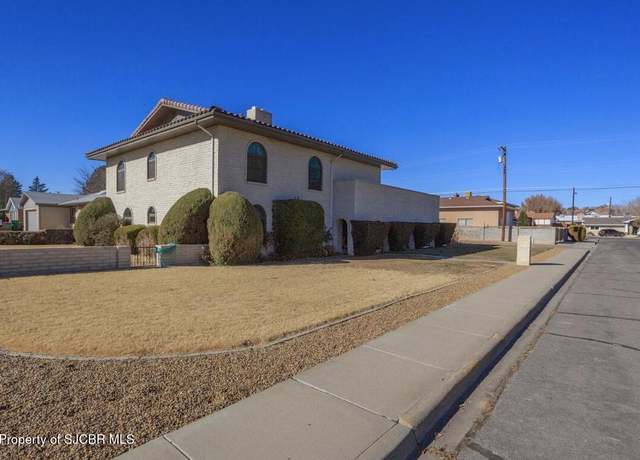 Property at 2205 N Santiago Ave, Farmington, NM 87401, 5 beds, 3 baths