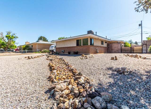 Property at 2016 Summit Dr, Farmington, NM 87401, 3 beds, 2 baths