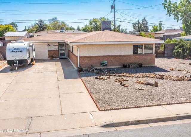 Property at 2016 Summit Dr, Farmington, NM 87401, 3 beds, 2 baths