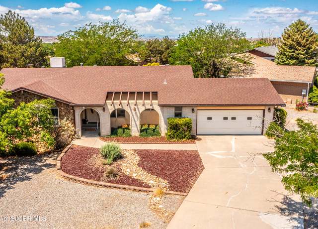 Property at 617 E Diamond St, Farmington, NM 87401, 4 beds, 3.5 baths