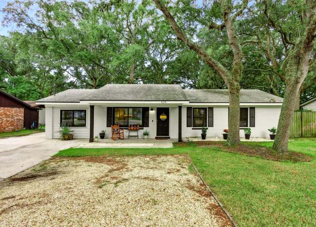 Property at 424 S 14th St, Fernandina Beach, FL 32034, 4 beds, 2 baths