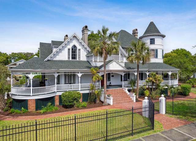 Property at 327 S 7 Th St, Fernandina Beach, FL 32024, 6 beds, 3 baths