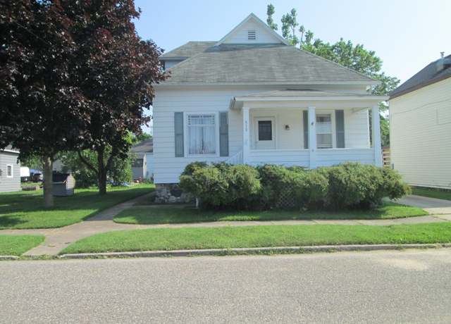 Property at 513 Pine St, Cheboygan, MI 49721, 3 beds, 1 bath
