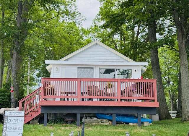 Property at 1106 Houghton View Dr, Houghton Lake, MI 48629, 2 beds, 1 bath