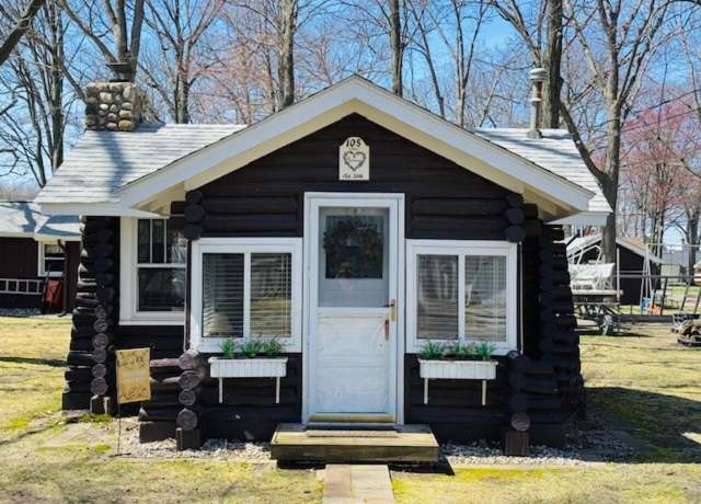Property at 105 Willow St, Houghton Lake, MI 48629, 1 bed, 1 bath