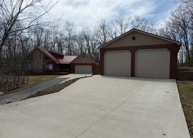Property at 100 Innsbruck Ave, Roscommon, MI 48653, 4 beds, 3 baths