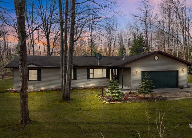 Property at 321 Greenleaf Dr, Houghton Lake, MI 48629, 3 beds, 2.5 baths