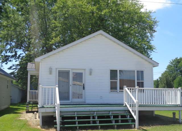 Property at 905 Shoreline Dr, Houghton Lake, MI 48629, 2 beds, 1.5 baths