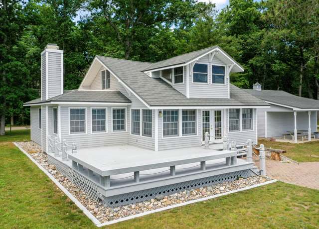 Property at 8530 W Higgins Lake Dr, Roscommon, MI 48653, 3 beds, 1 bath