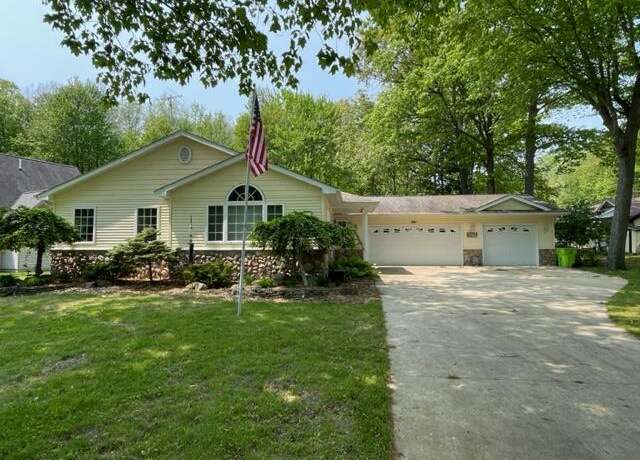 Property at 991 W Higgins Lake Dr, Roscommon, MI 48653, 3 beds, 2 baths