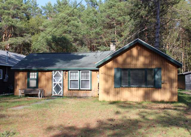 Property at 110 Mulberry Ln, Roscommon, MI 48653, 2 beds, 1 bath