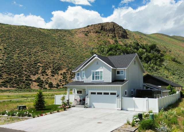 Property at 114 Cowcatcher Loop, Bellevue, ID 83313, 3 beds, 3 baths