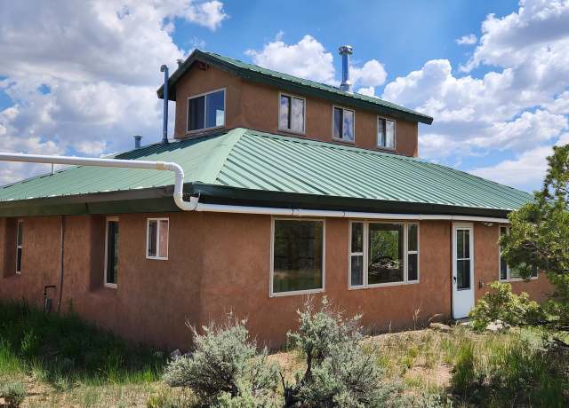 Property at 17 Aquaje Rd, Tres Piedras, NM 87577, 1 bed, 1.5 baths