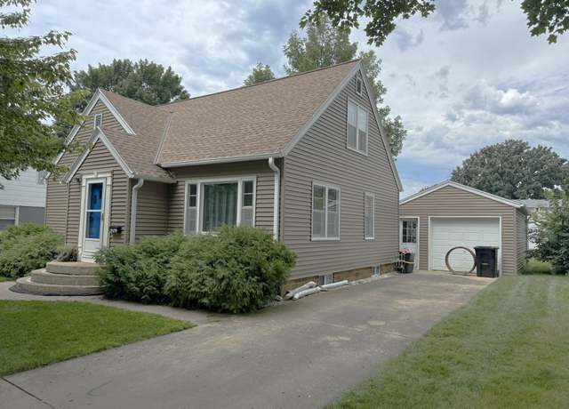 Property at 1509 Maplecrest Dr, Estherville, IA 51334, 3 beds, 2 baths