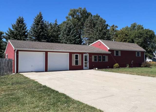 Property at 305 E 6th St, Lake Park, IA 51347, 3 beds, 2 baths