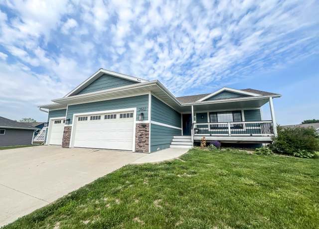 Property at 2602 Union Ave, Spirit Lake, IA 51360, 5 beds, 3 baths