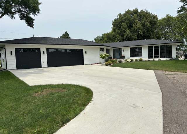 Property at 20500 Dolphin Rd, Spirit Lake, IA 51360, 4 beds, 3.5 baths
