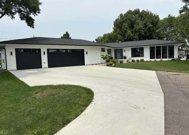 Property at 20500 Dolphin Rd, Spirit Lake, IA 51360, 4 beds, 3.5 baths