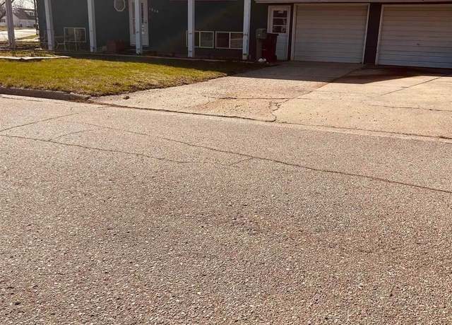 Property at 1614 Maplecrest Dr, Estherville, IA 51334, 3 beds, 2 baths