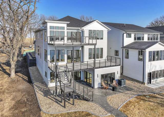 Property at 304 252nd Pl, Orleans, IA 51360, 6 beds, 4.5 baths