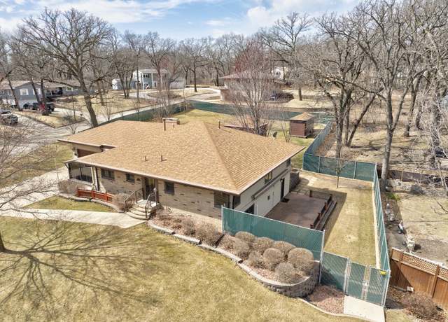 Property at 121 Westwood Dr, Estherville, IA 51334, 3 beds, 2 baths