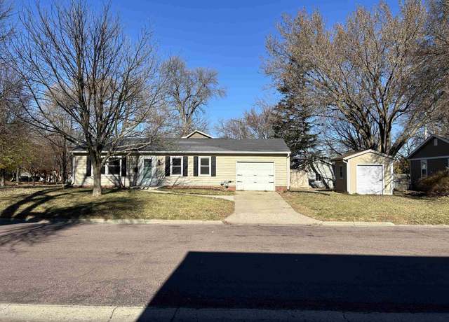 Property at 712 10th St, Spirit Lake, IA 51360, 3 beds, 1 bath