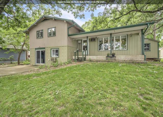 Property at 402 15th St, Spirit Lake, IA 51360, 3 beds, 2 baths