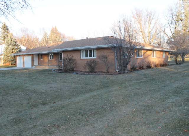 Property at 1302 Country Club Dr Dr, Spencer, IA 51301, 4 beds, 2.5 baths