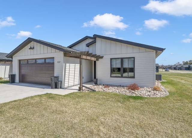 Property at 1537 Blaines Way, Spirit Lake, IA 51360, 3 beds, 2 baths