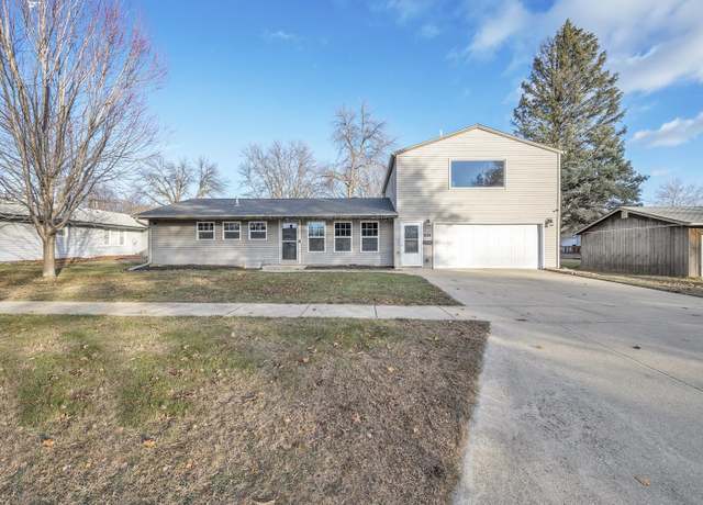 Property at 916 9th Ave E, Spencer, IA 51301, 3 beds, 2 baths