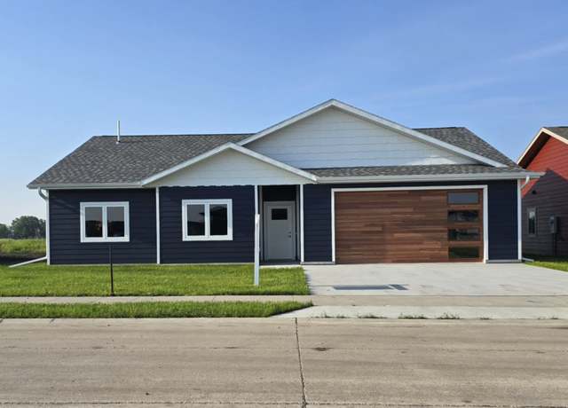 Property at 1401 38th St, Spirit Lake, IA 51360, 3 beds, 2 baths