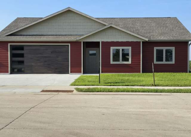 Property at 1405 38th St, Spirit Lake, IA 51360, 3 beds, 2 baths