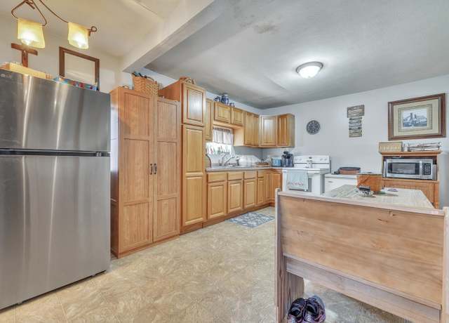 Property at 202 W Olive St, Graettinger, IA 51342, 2 beds, 1 bath