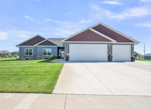 Property at 1609 36th St, Spirit Lake, IA 51360, 5 beds, 3 baths