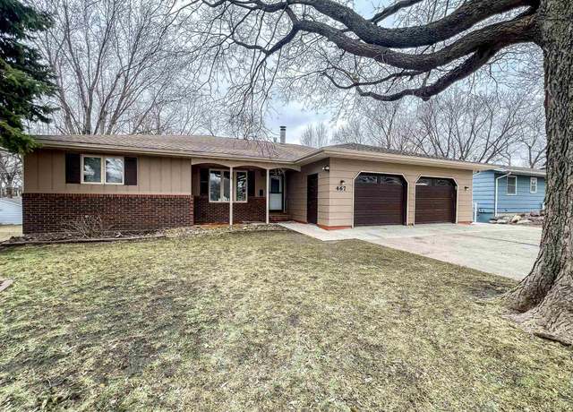 Property at 467 Rohr St, Arnolds Park, IA 51331, 6 beds, 3 baths