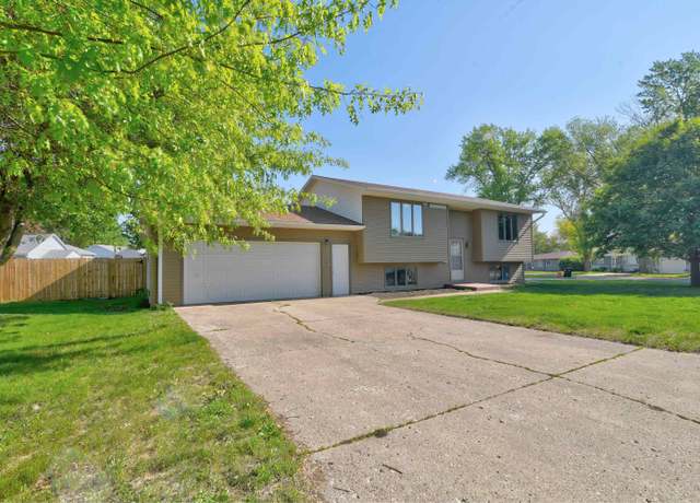 Property at 621 18th Ave N, Estherville, IA 51334, 4 beds, 2 baths